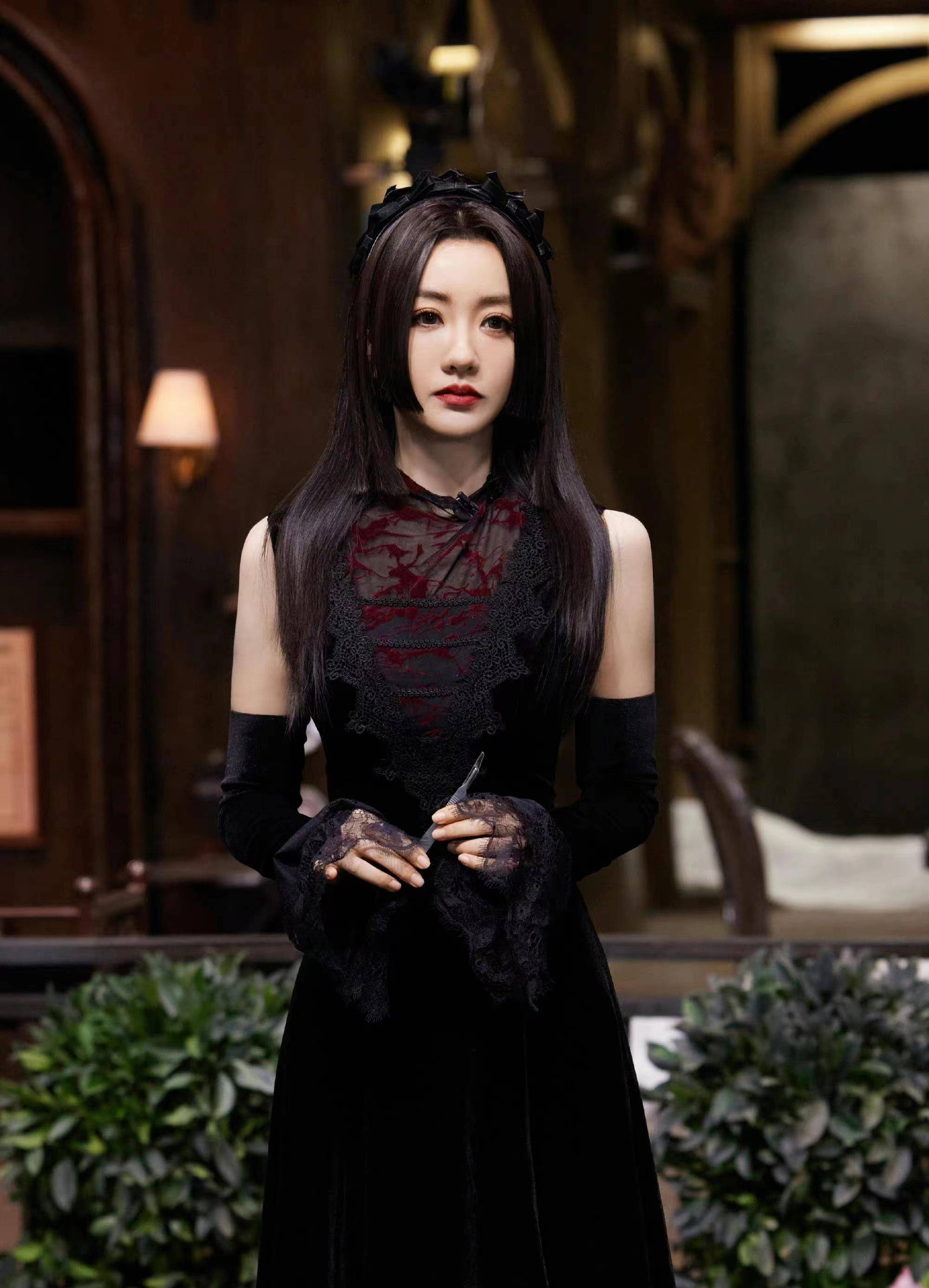 杨蓉和大侦探新造型,公主剪发型搭配丝绒连衣裙,暗黑又专属!