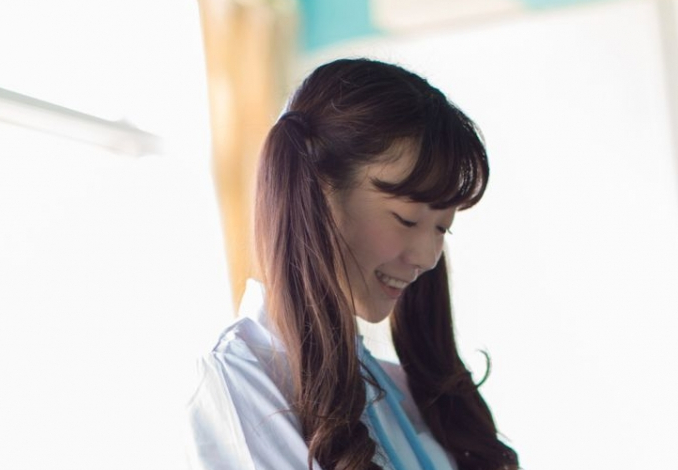 笑话:想起来高一的时候,我的同桌上课玩手机,怕老师从后门突然进来