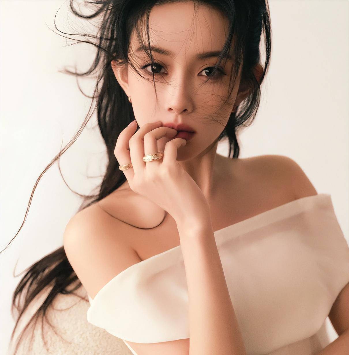 28岁孟子义登《瑞丽》封面,真空穿皮草,下身失踪,太美了_表演_魅力