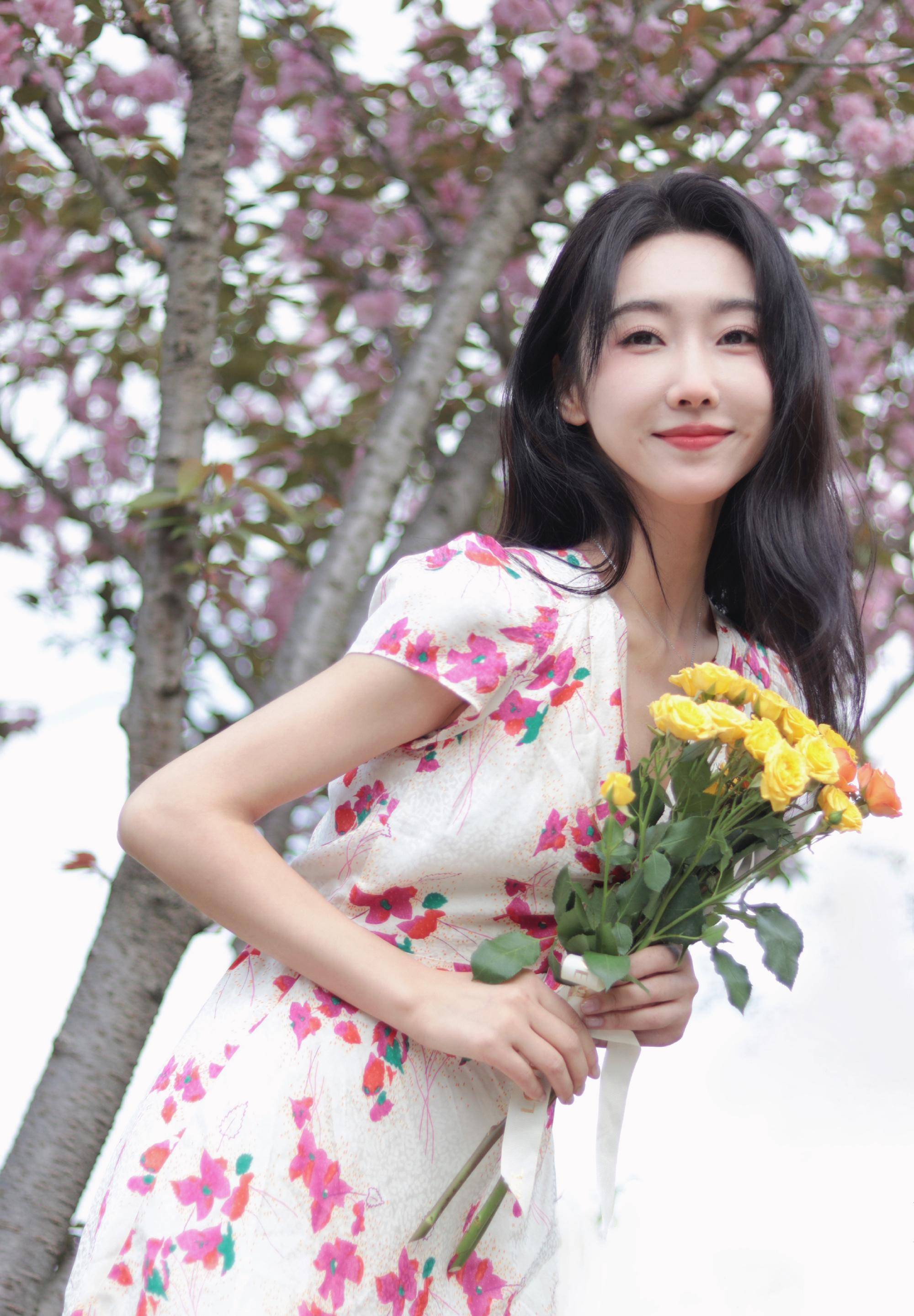 宣璐身穿碎花白裙,手捧鲜花,美腿吸睛,充满春天的浪漫少女气息_时尚