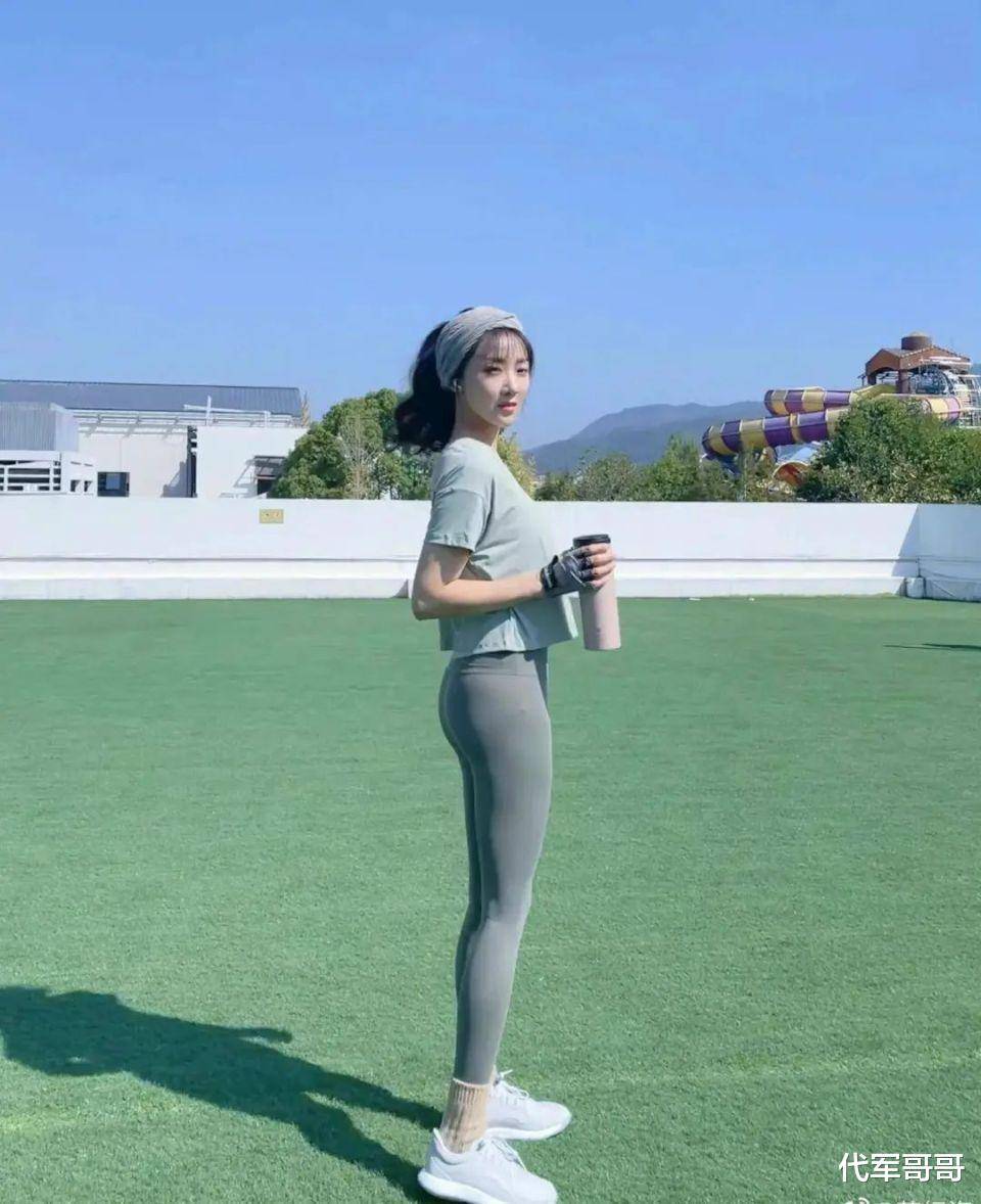 她因名字太难念8年没火,曾与大23岁演员相恋,如今