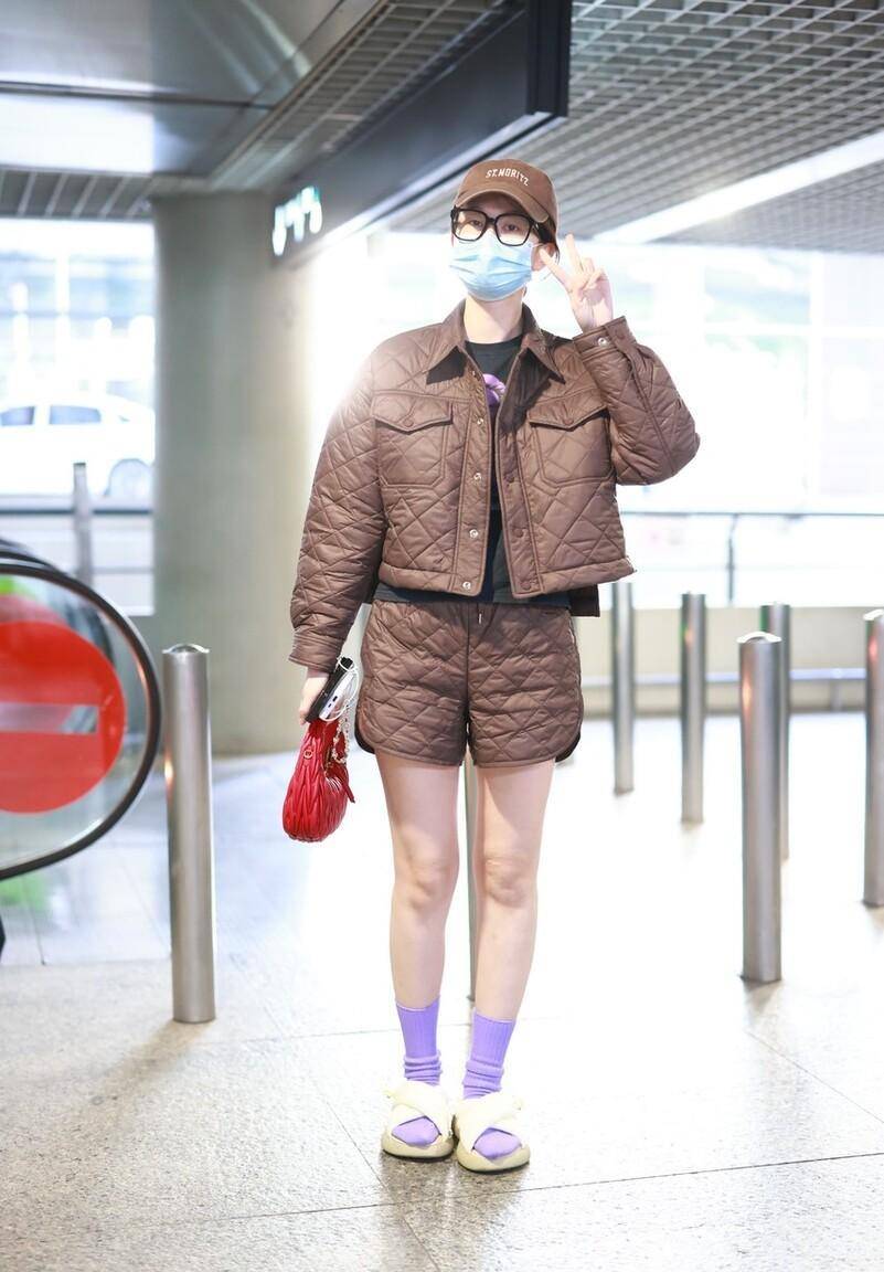 绗缝棉袄 短裤,乔欣的亮相完美诠释"清新可爱"!_时尚_造型_风格