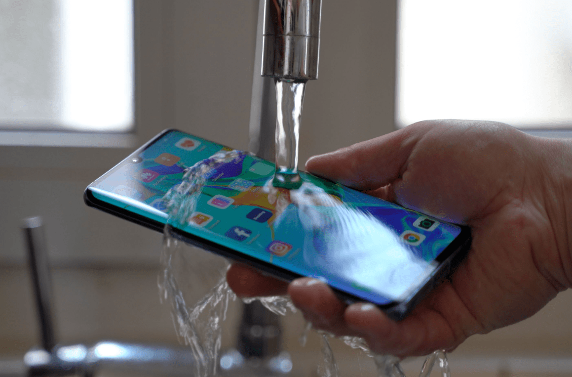 真防水还是假把戏？那些支持 IP68 的手机，真的可以直接用水冲洗？