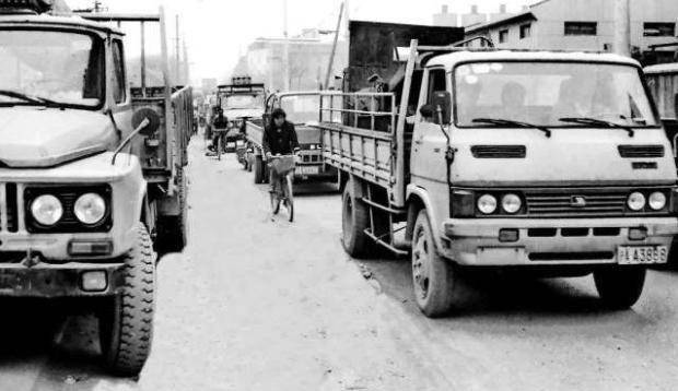 在80年代的時候,在路上很難看到汽車,更不用說會開車的司機了,在解放