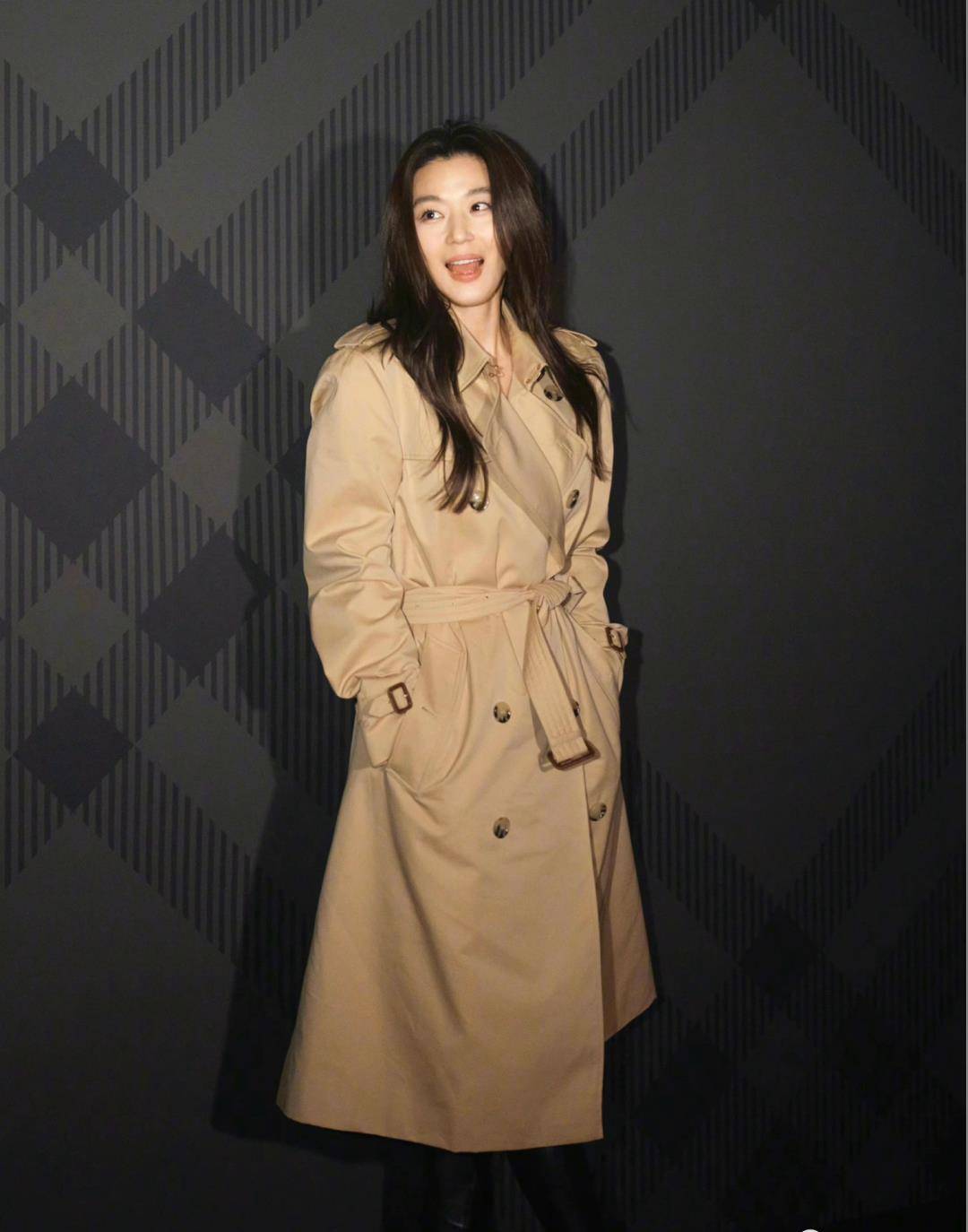 沃伦·全智贤 -奶蓝色的小针织包和新款bv针织包,一切都很好.