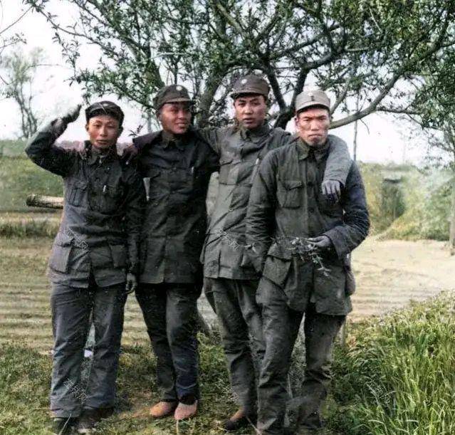 老照片:王铭章将军的遗孀叶亚华,梁兴初和战友合影_王大宾_成都_儿子