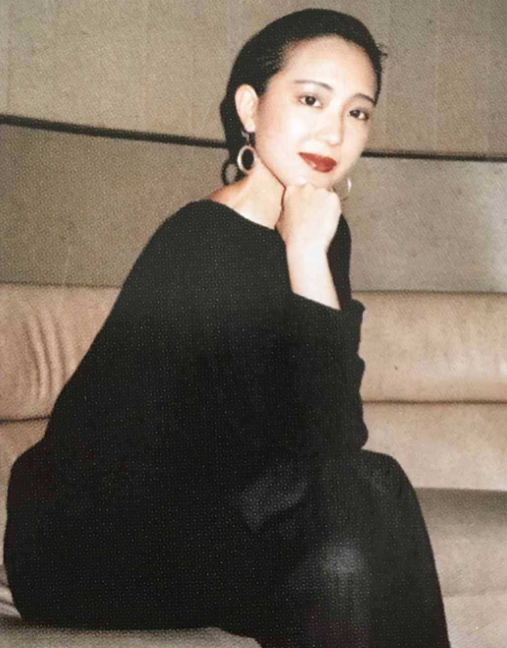 香港名媛庆生,紧搂张耀扬不避嫌,60岁如同少女时尚犹存_薛芷伦_生活