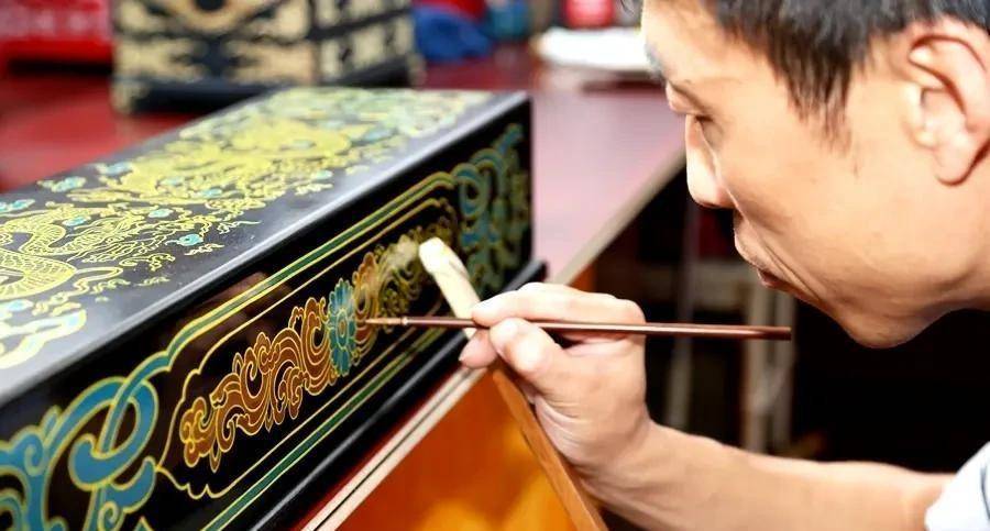 是现存的平遥漆器艺人中唯一获得"中国工艺大师"称号