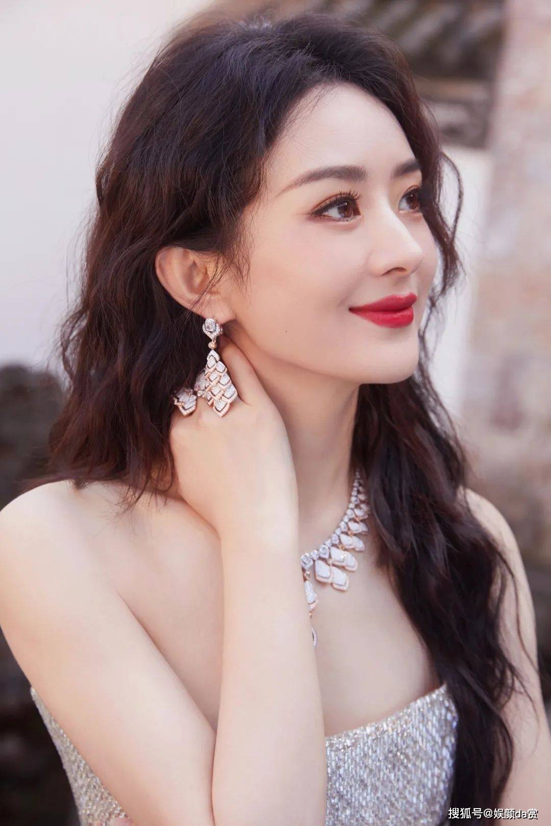 【赵丽颖惊艳写真】闪钻抹胸裙,璀璨奢华,de beers高级珠宝活动_造型