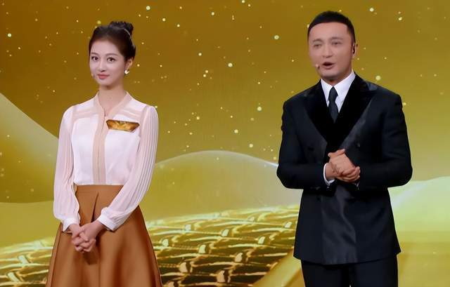 他很期待杨旭入选央视新主持人名单.毕竟央视一直有以旧领先新的传统.