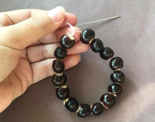 桂圆吃完后,老公把核儿捡了回来,做成手串,邻居出500他都不卖_因为