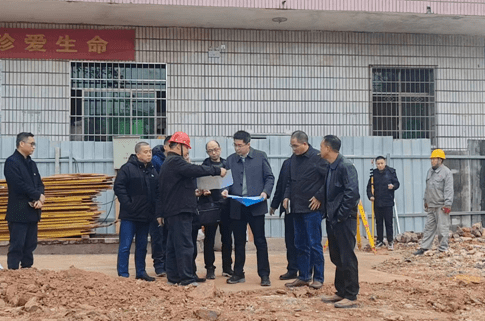 湖南省永兴县人民政府副县长李检华到县三中调研初中部综合楼项目