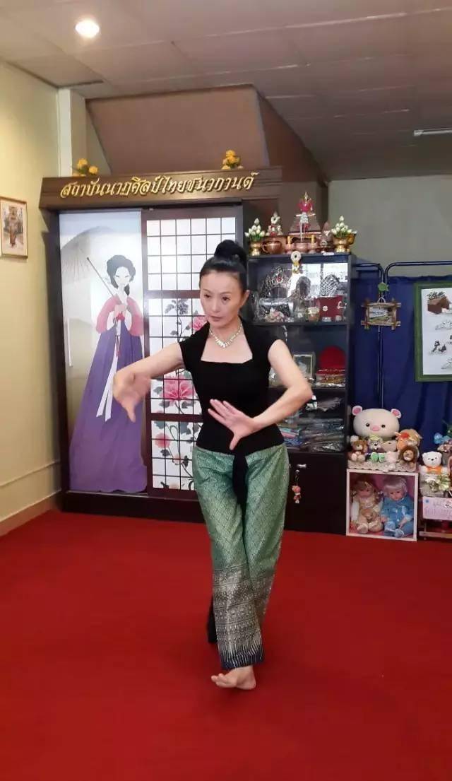 醉心舞蹈艺术及教导儿童中国舞艺,先后在香港及丹佛成立李赛凤舞蹈