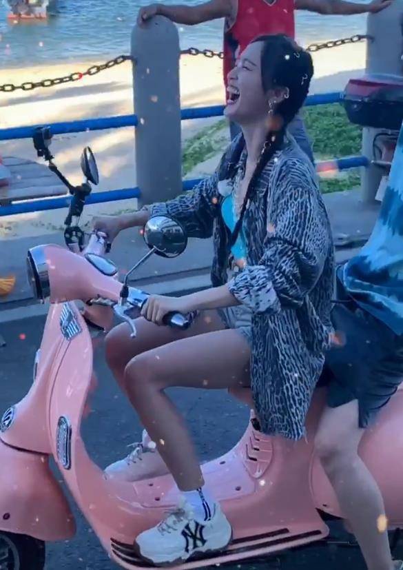 吴宣仪带同黄新淳骑车,谁注意男生脚在哪儿?