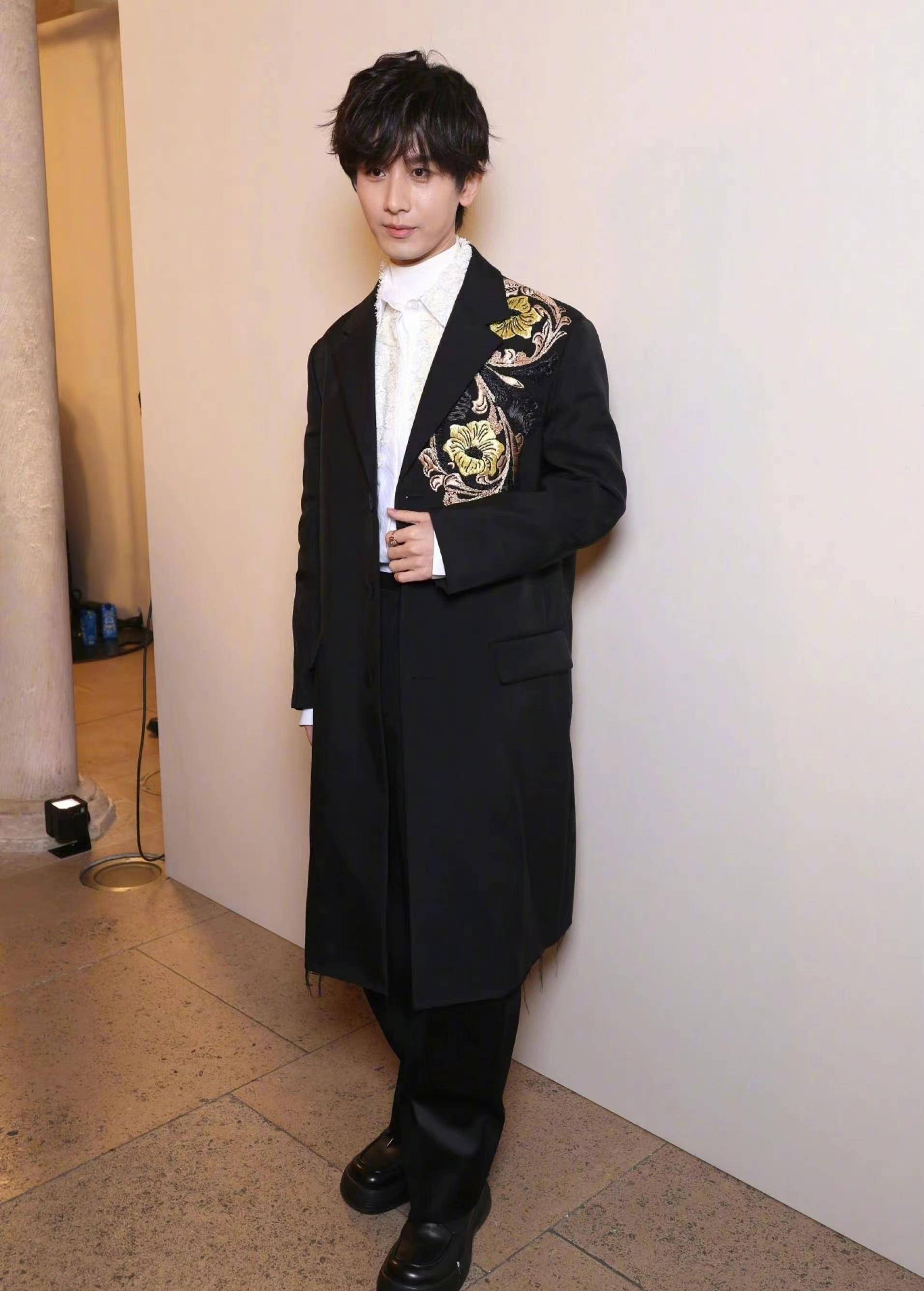 网上还流传着成毅看节目的原始照片.他不帅吗?