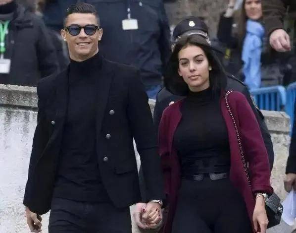 37岁c罗饮恨卡塔尔世界杯,前女友正在t台走秀,分手7年差距增大_伊莲娜