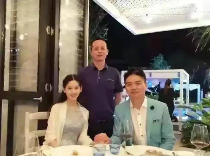 帶倆保姆照顧兒子,側顏清秀如少女,國籍引爭議_劉強東_網友_英國倫敦