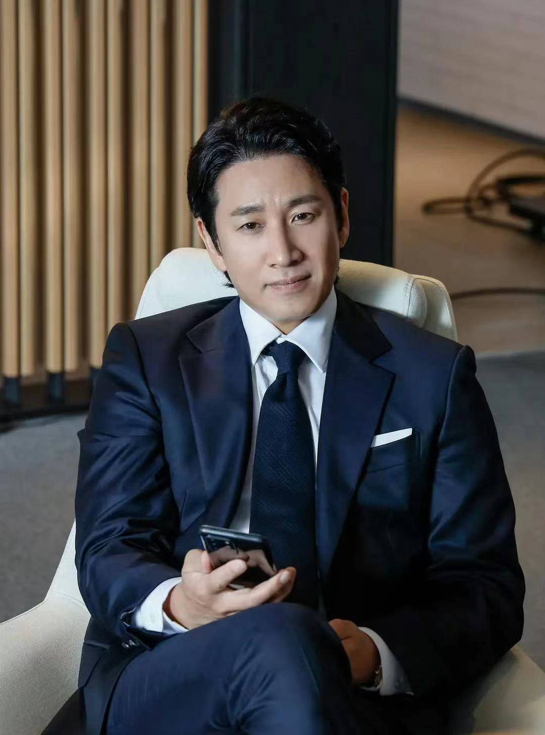 韩星李善均自杀身亡,受丑闻困扰,两个年幼的孩子和老婆怎么办?