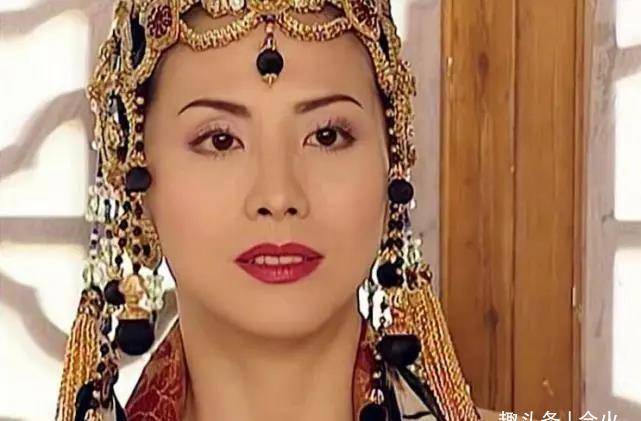 53岁"小昭"晒泡澡照,皮肤似剥壳鸡蛋,曾暗讽林志玲是交际花_田丽_生活