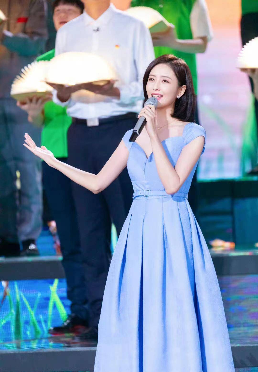 佟丽娅"新时代,新雷锋"派对造型,优雅大方的宝蓝色礼服