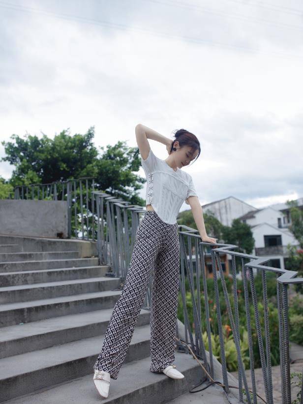 有种"整容"叫胖10斤,看袁姗姗活动生图释出,腿型太真实_白色_休闲