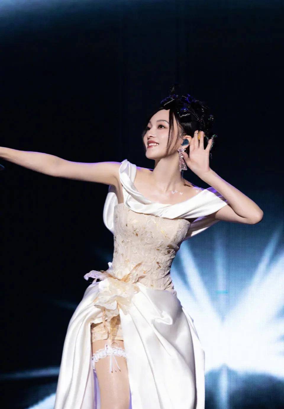 张韶涵的造型师太牛了,她的演唱会造型太惊艳(多图)_风格_音乐会_舞台