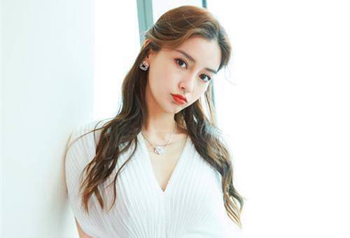 虽然两人的年龄差距没有杨颖和蔡徐坤那么大,但1998年出生的杨超越