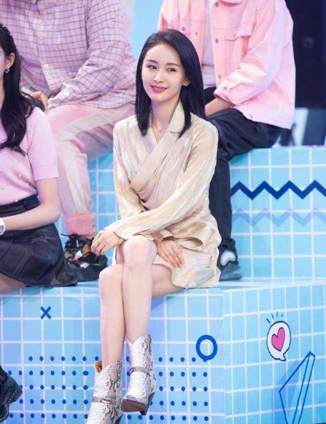 王子文再蓄长发换风格,巧妙撞脸舒畅孙怡,不走精英风改换温婉风_造型