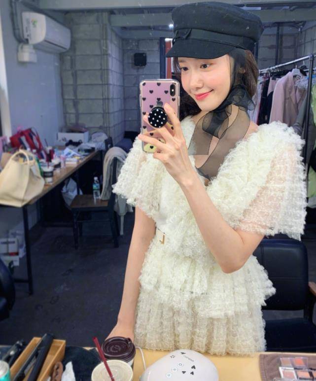 林允儿18岁照片曝光,被赞眼睫毛可以扫地,有没有整容一看便知_赵子龙