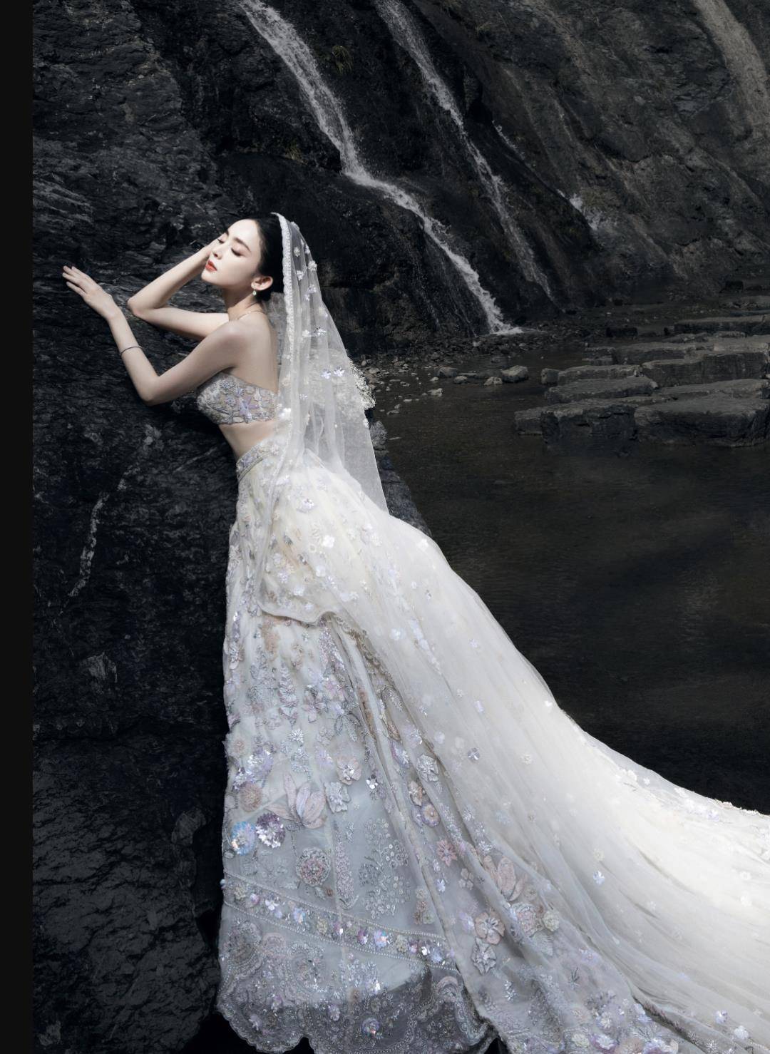 明星红毯斗艳:热巴太霸气,杨紫像温碧霞,金晨造型「大杀四方」_黑色