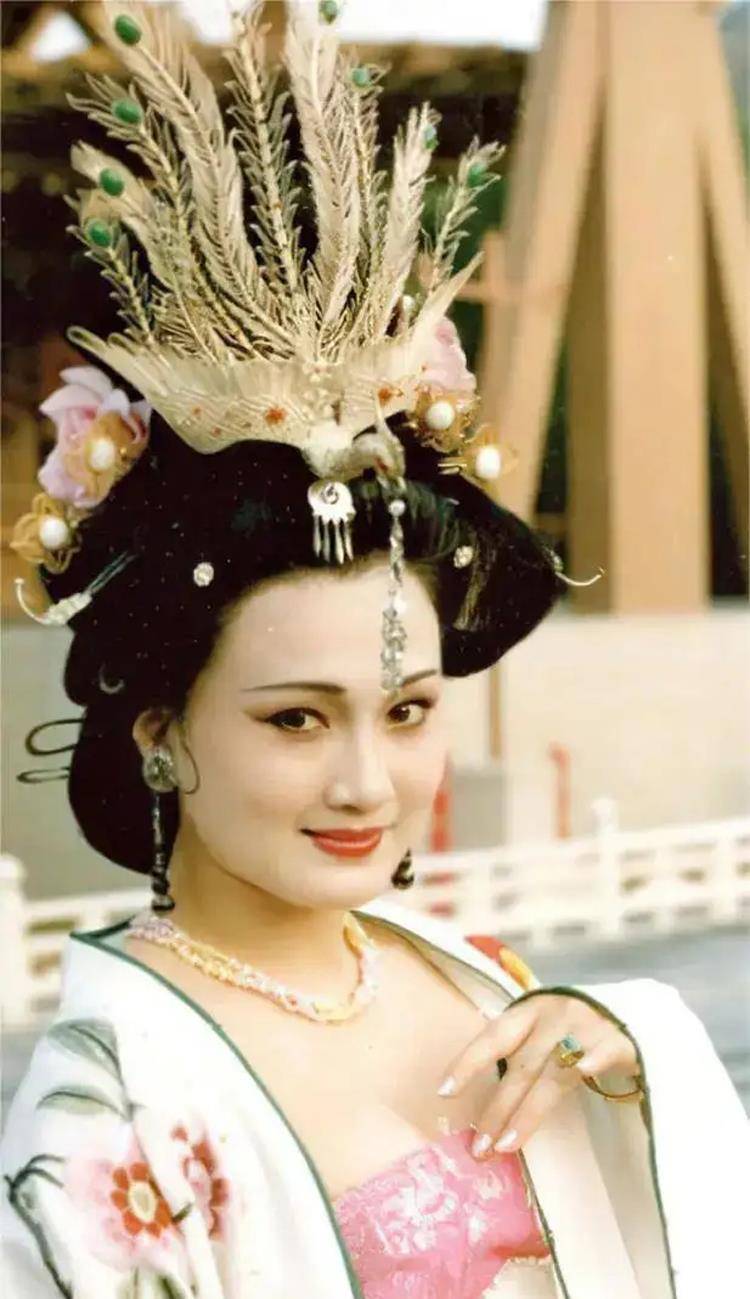 看完5位妈妈辈女星麻花辫造型,只想说一句:以前的观众吃的真好_陈红