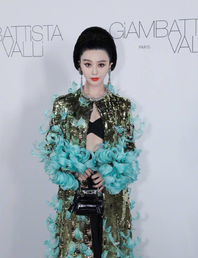 2,一天两场,暗黑风格更惊艳周五,范冰冰去看了两个品牌的秀场,这种