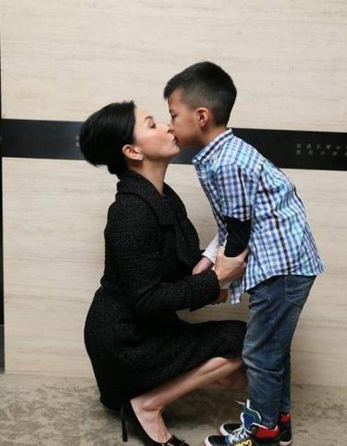 58岁刘嘉玲与胡军儿子再合照!