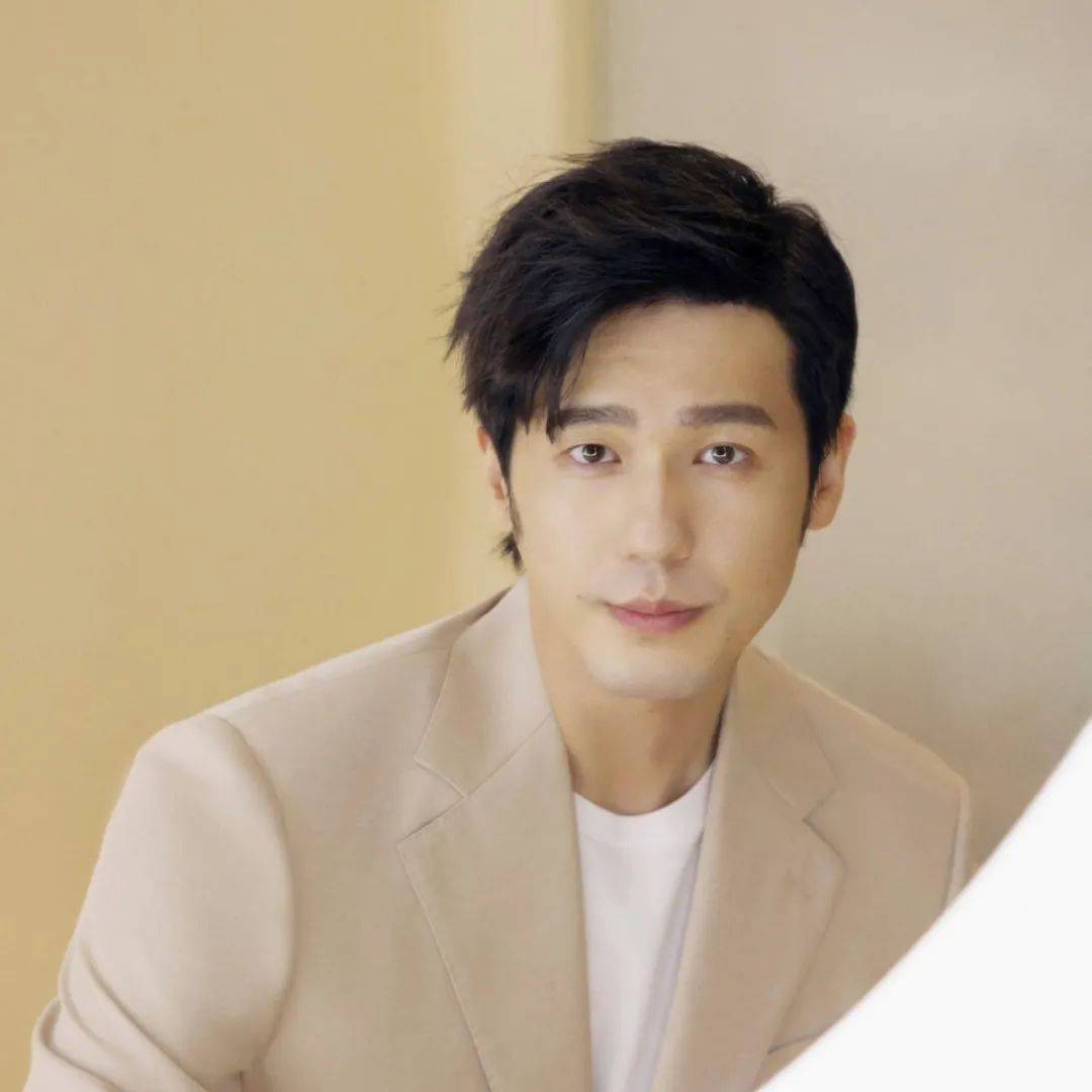 白宇暂且没有结婚的打算,虽说女方那边催了很多次,但他的态度很明确