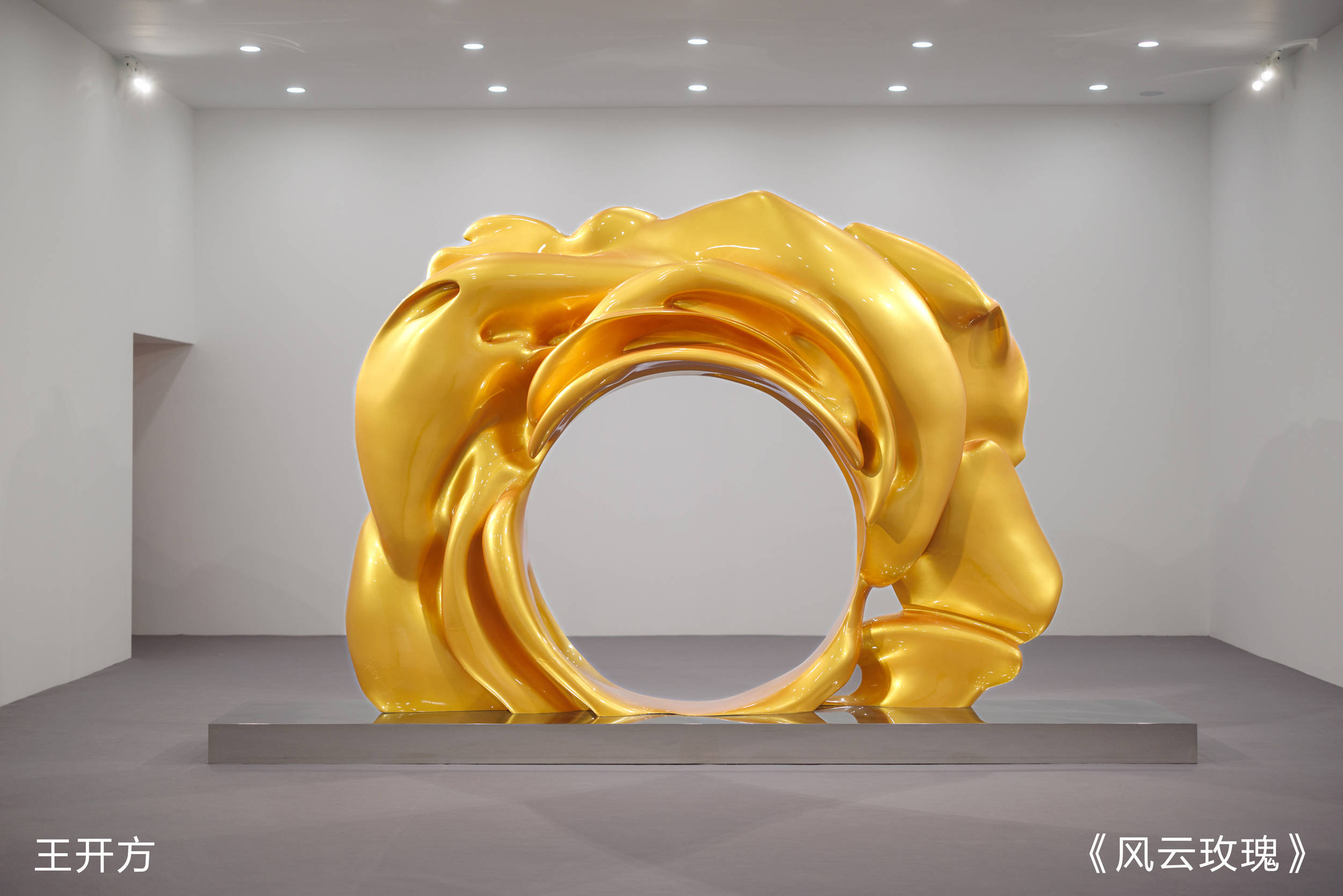 王开方创新呈现数字雕塑作品《风云玫瑰》,金色玫瑰花瓣锻造璀璨玫瑰