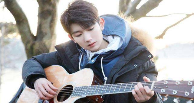 而毛不易在吸烟被拍的时候,不仅没有道歉,反而硬扛,但是却获得了很多