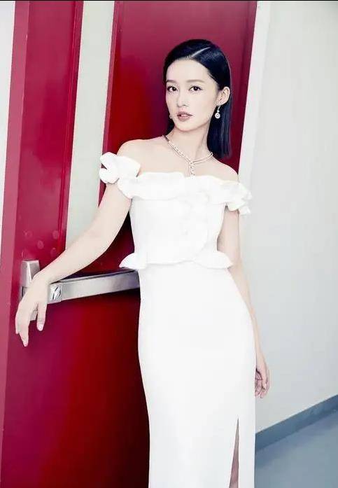 李沁穿深v连体衣大秀曲线 漫步展览尽显文艺气息,身材完美火辣!