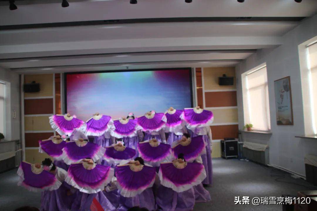 夫妻倆表演唱《梅花賦》,京腔京韻,鼓勵人們學習梅花的精神,做一個