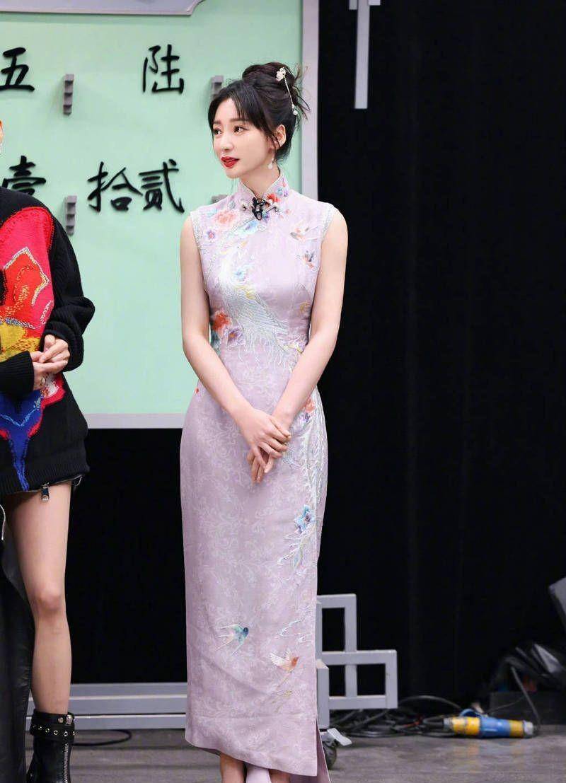 柳岩穿金蓝色旗袍端庄大气 身姿婀娜曲线曼妙_时尚_传统_文化