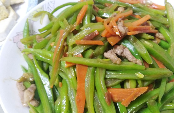 周末朋友请吃饭，看了餐桌我郁闷：寒酸的饭菜，配不上昂贵的假期(图2)