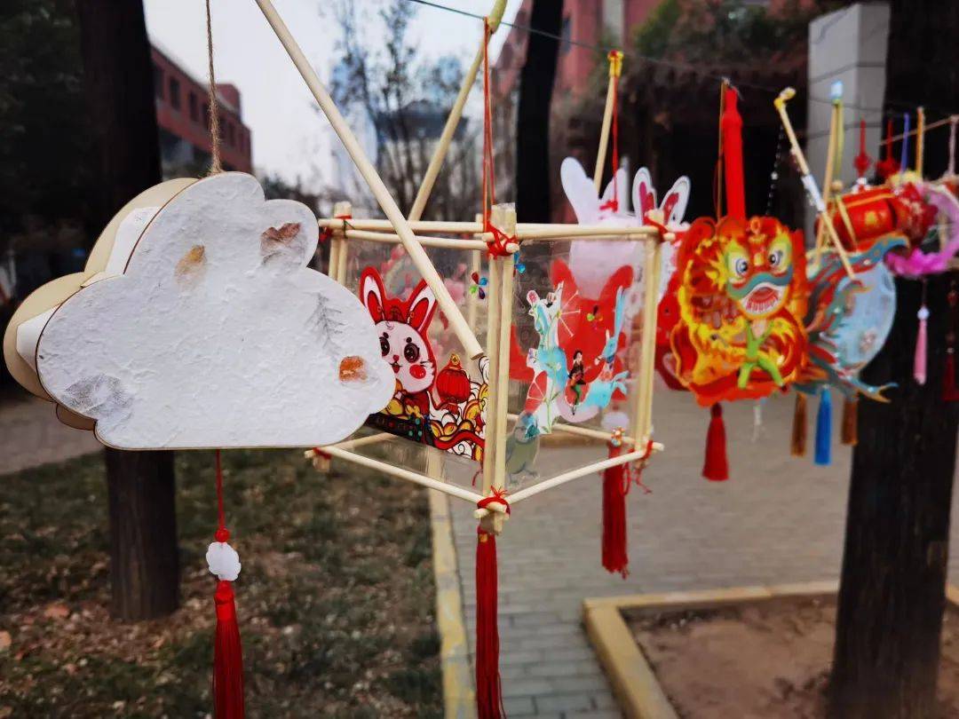 创意花灯迎春到 张灯结彩送福来——沣东第五小学顺利举办迎元旦创意