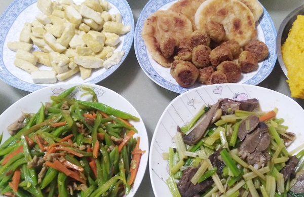 周末朋友请吃饭，看了餐桌我郁闷：寒酸的饭菜，配不上昂贵的假期(图1)