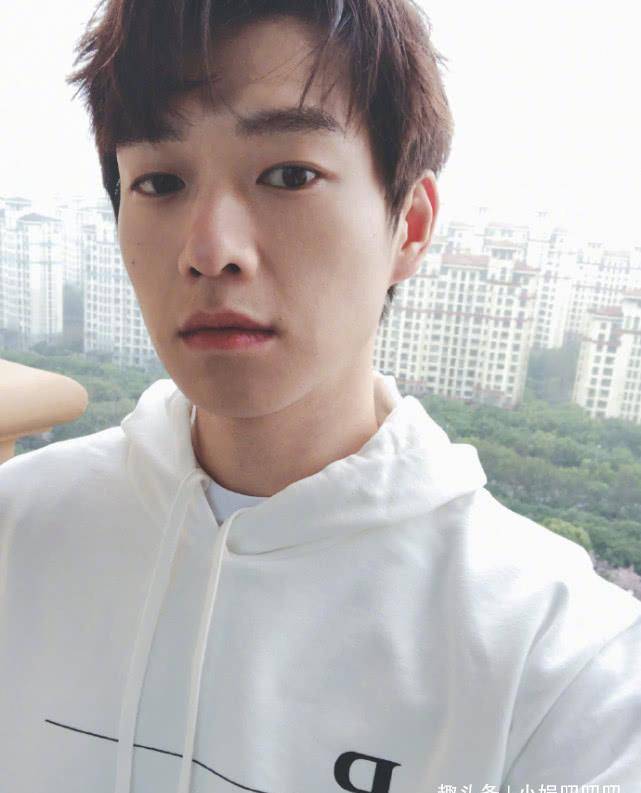 蔡徐坤撞衫魏大勋,穿同款白色"填空"卫衣,9岁差距一目了然_休闲_郑爽