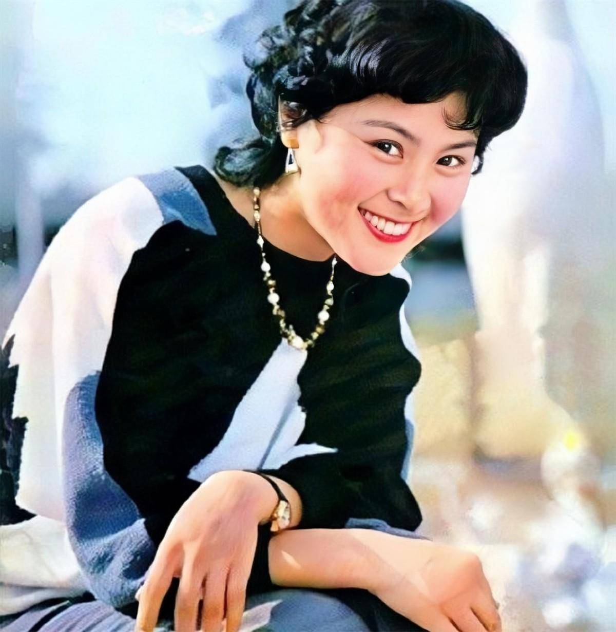 80年代當紅女星陳鴻梅,巔峰時嫁高幹子弟,如今過得怎樣了?