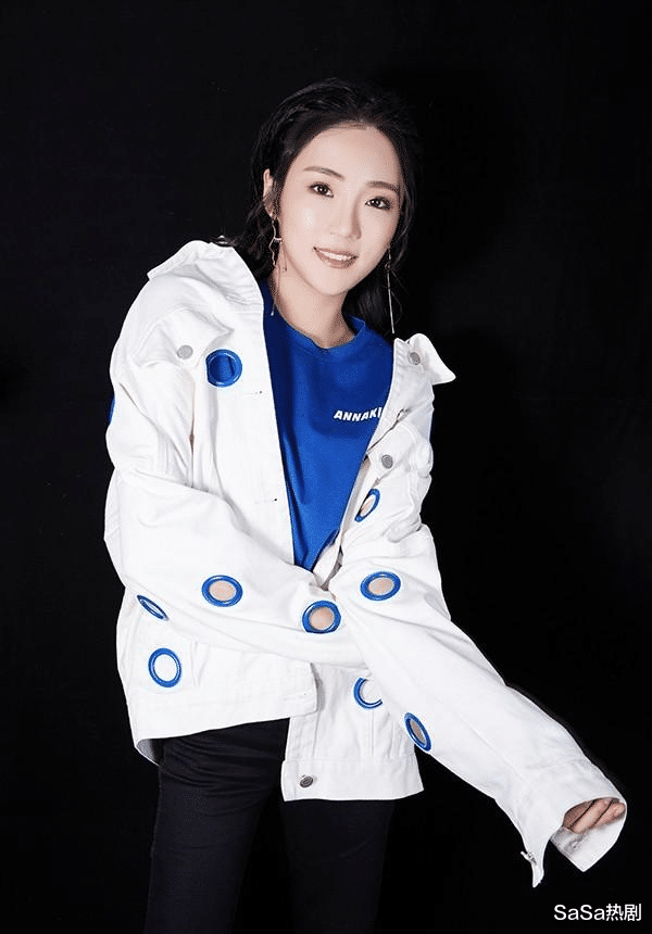 广东体育频道美女张可盈,不仅人美腿长声音嗲,而且极其敬业_广体_球迷