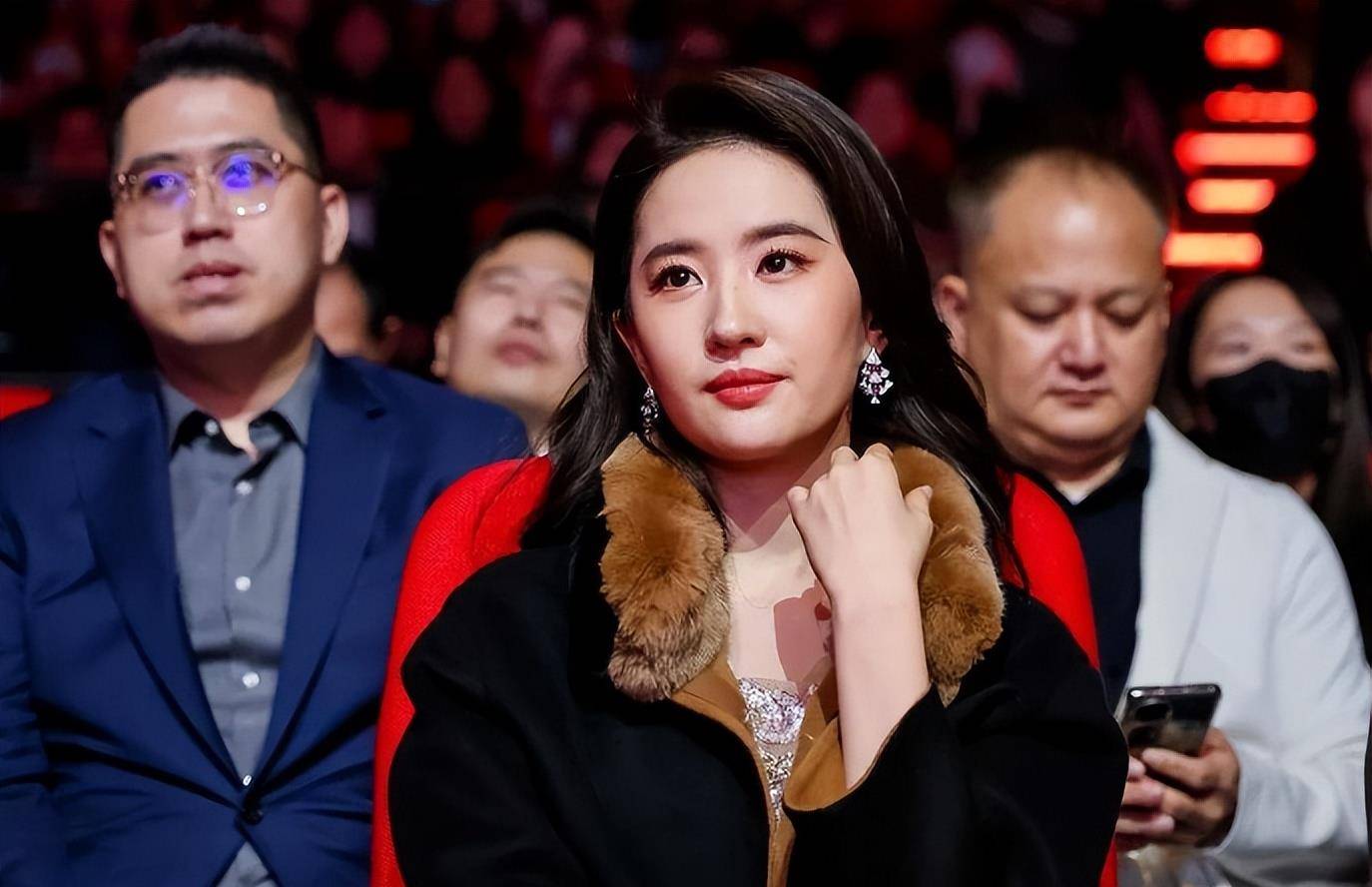 当36岁刘亦菲跟34岁文咏珊站一起,我才彻底明白,什么叫顶级骨相_年纪