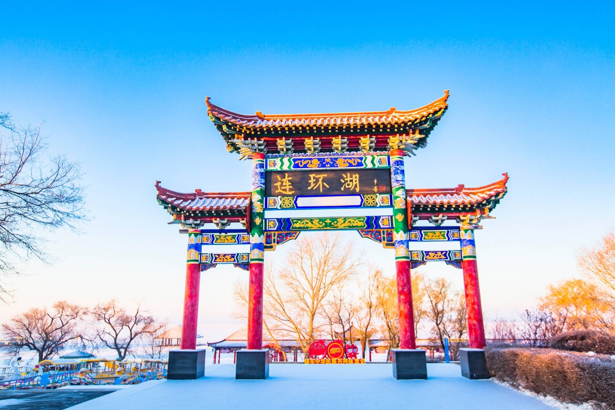 大庆连环湖温泉景区,冰雪王国里畅玩泡温泉,是冬季旅游的好去处_冰上