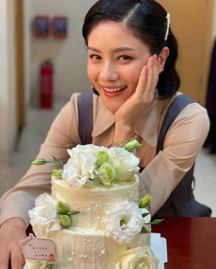 45岁胡可晒庆生照,小鱼儿抱玩偶表情搞怪,安吉和妈妈比v默契十足_沙溢