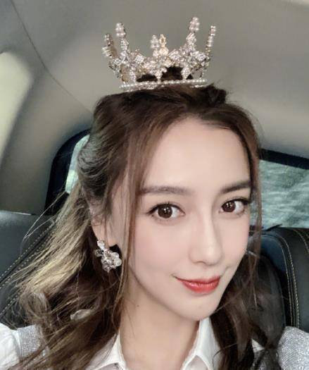 杨颖亮相活动"微笑唇"抢镜,发量浓密细腰优越,状态不输95后_演艺圈_带