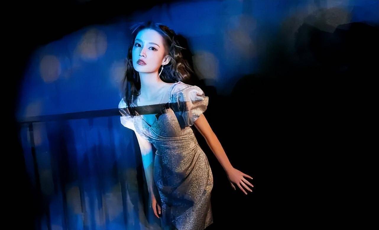 李沁穿深v连体衣大秀曲线 漫步展览尽显文艺气息,身材完美火辣!